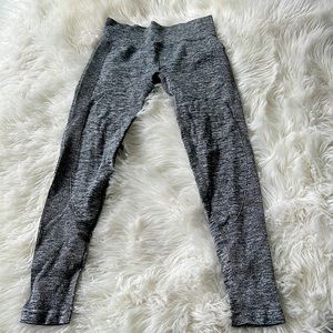 Grey ribbed leggings.